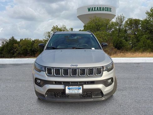 Used 2024 Jeep Compass Latitude image 2