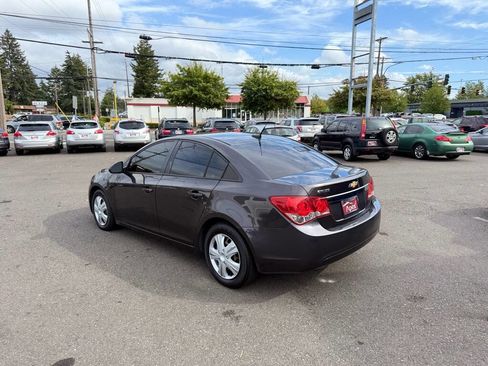 Used 2014 Chevrolet Cruze LS image 9