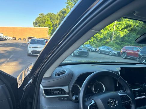 Used 2025 Toyota Highlander LE FWD image 36