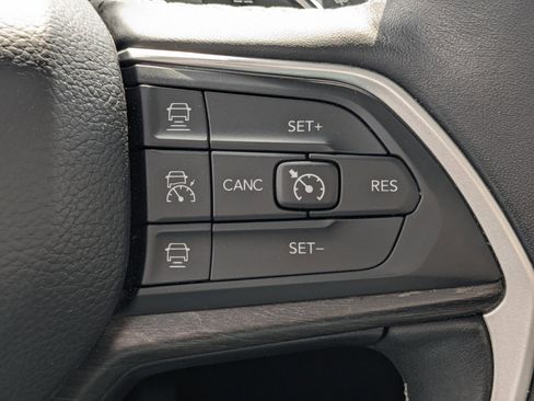 Used 2022 Jeep Grand Cherokee Limited image 29