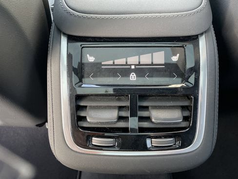 Used 2025 Volvo XC90 B6 Plus image 32