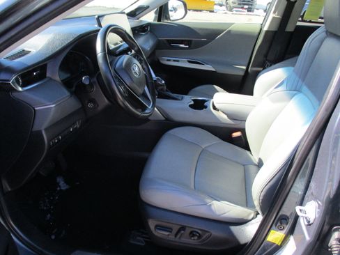 Used 2021 Toyota Venza XLE w/ Softex Package image 11