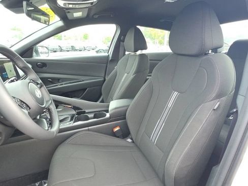 Certified 2025 Hyundai Elantra SEL FWD image 5