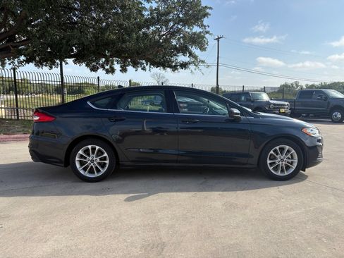 Used 2020 Ford Fusion SE FWD image 2