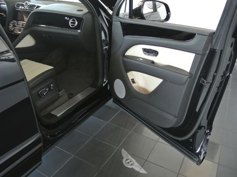 Used 2023 Bentley Bentayga AWD/4WD image 26