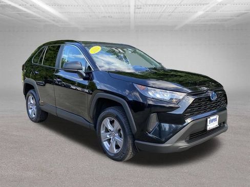 Used 2022 Toyota RAV4 LE AWD/4WD image 4