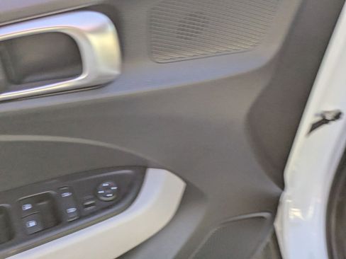 Used 2024 Hyundai Venue SEL image 12