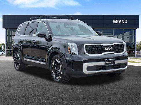Certified 2023 Kia Telluride EX w/ EX Captain's Chair Package image 3