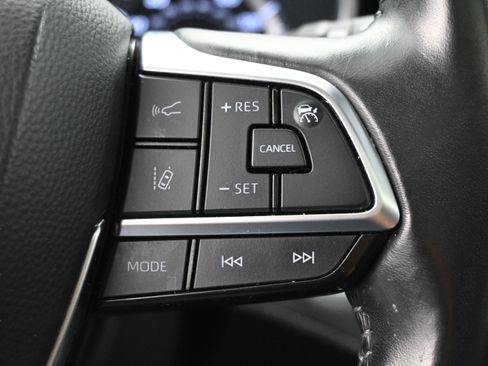 Used 2021 Toyota Highlander XLE FWD image 19