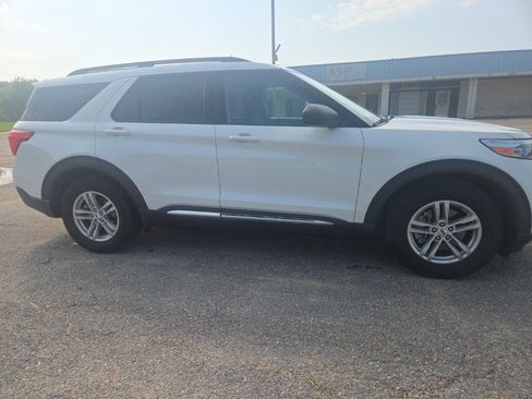 Used 2024 Ford Explorer XLT RWD image 12