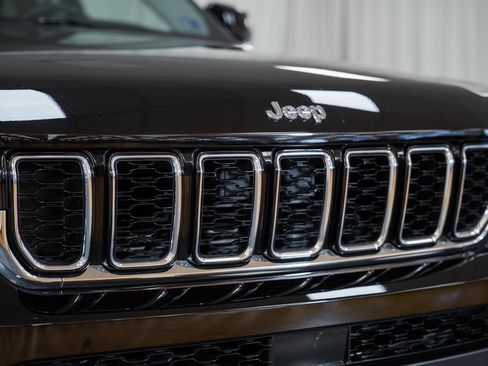 Used 2022 Jeep Grand Cherokee L Limited AWD/4WD image 15