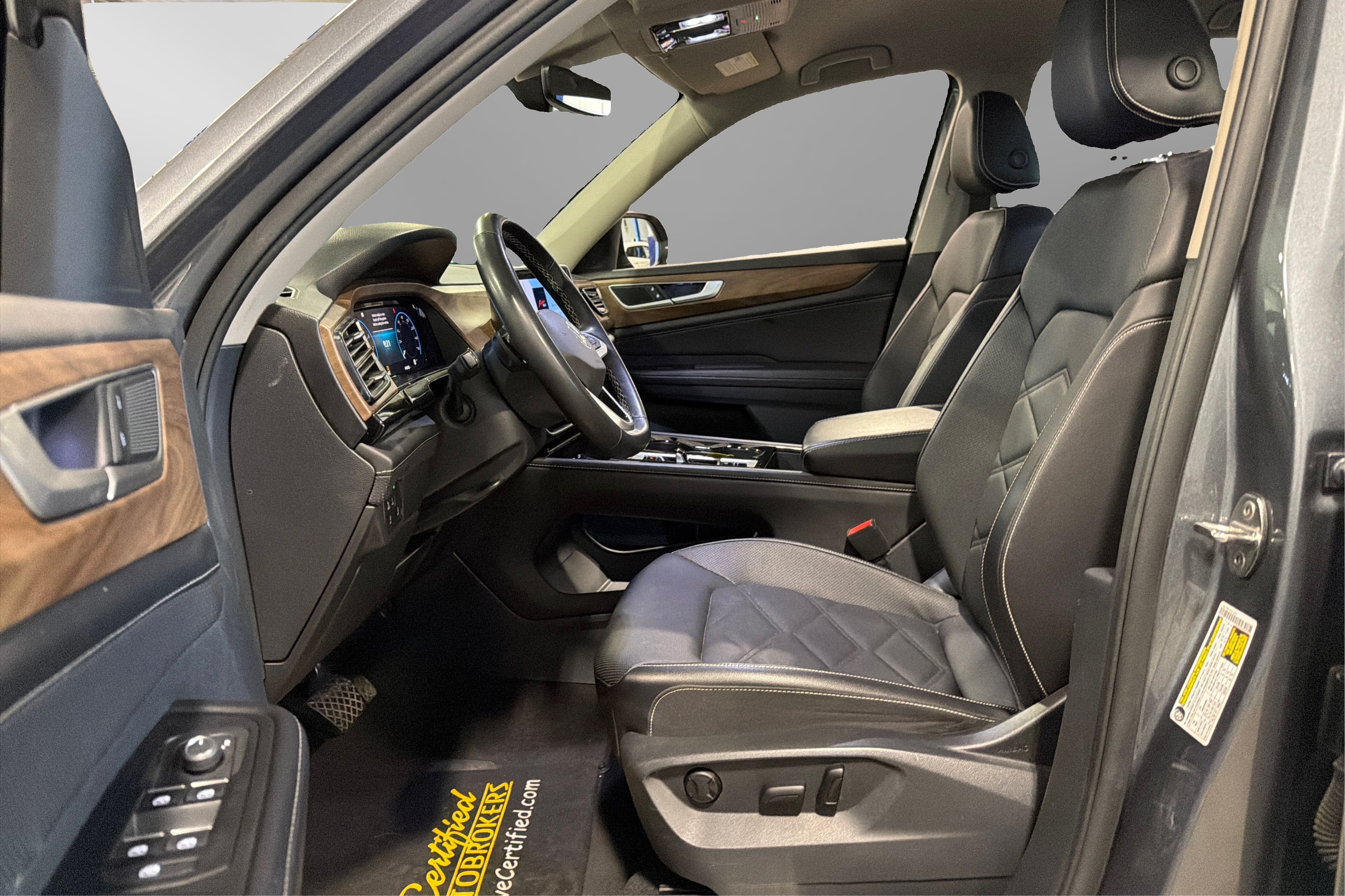 Used 2025 Volkswagen Atlas SE FWD image 17