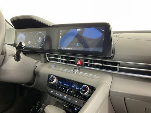 Used 2025 Hyundai Elantra SEL FWD image 19