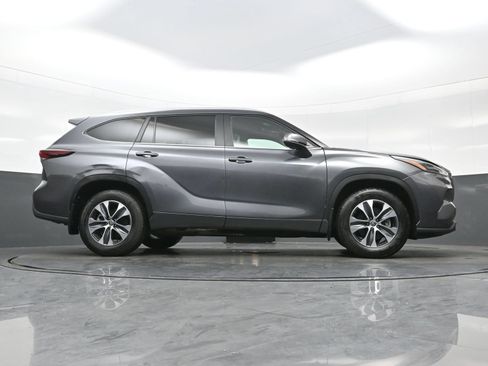 Used 2024 Toyota Highlander XLE AWD/4WD image 34