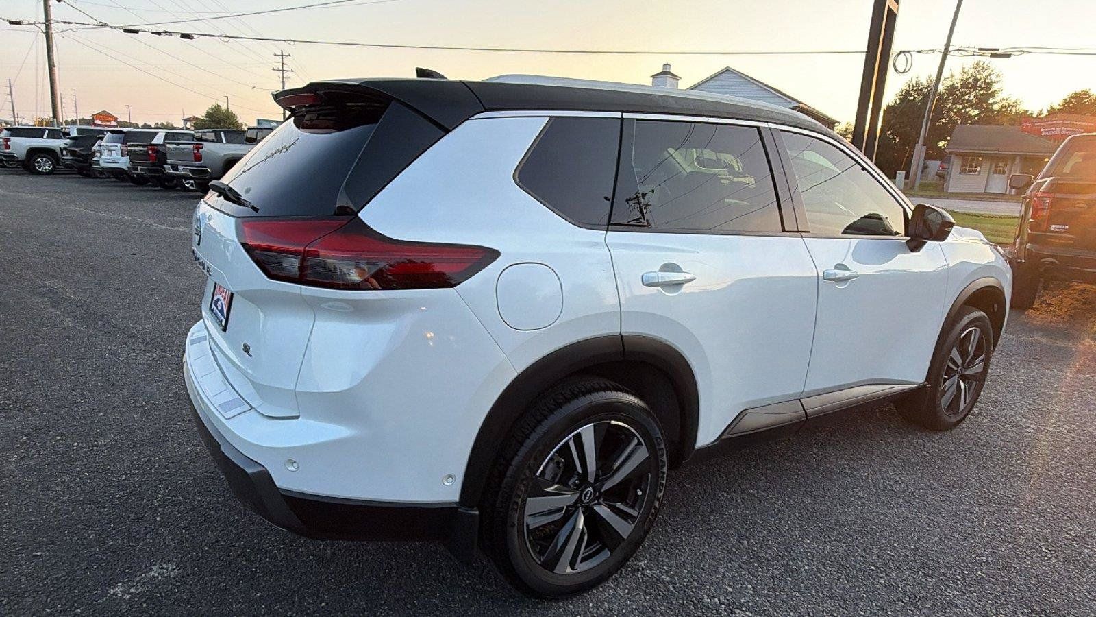 Used 2025 Nissan Rogue SL w/ SL Premium Package FWD image 9