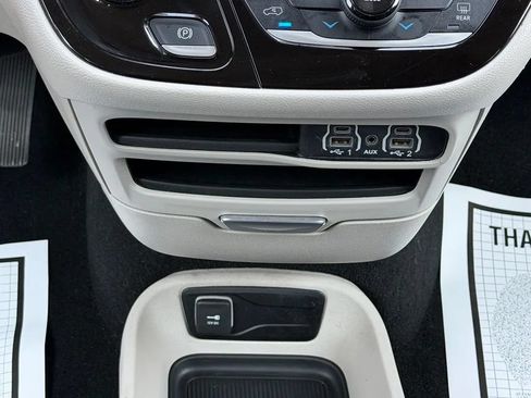 Used 2023 Chrysler Pacifica Touring-L FWD image 23