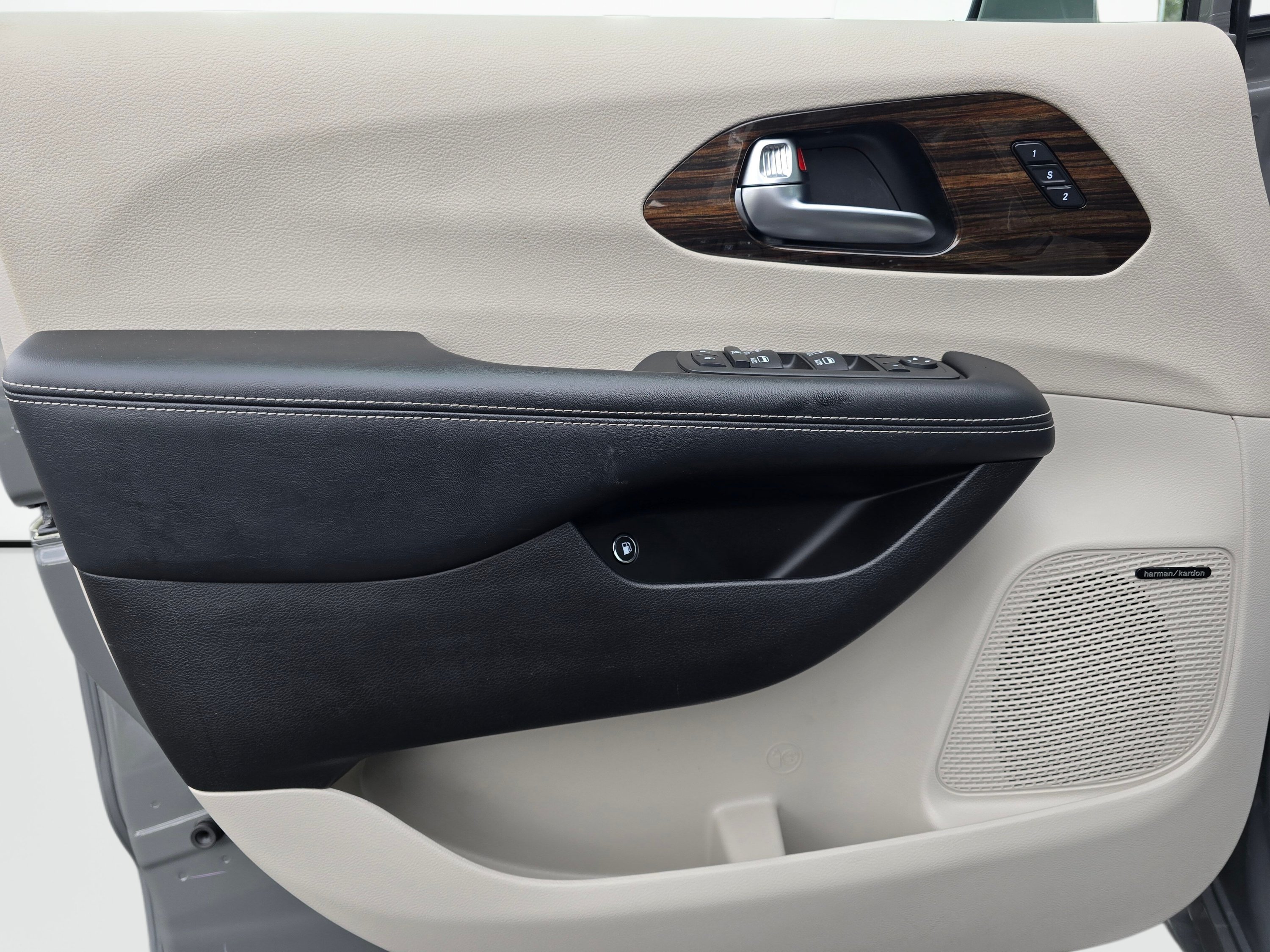 Used 2022 Chrysler Pacifica Limited FWD image 31