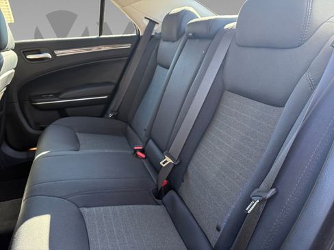 Used 2019 Chrysler 300 Touring w/ Chrome Appearance Package image 4