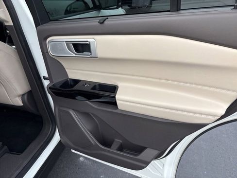 Used 2022 Ford Explorer Platinum w/ Technology Package image 13