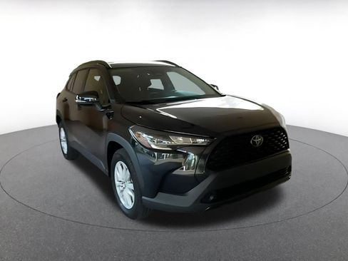 Used 2025 Toyota Corolla Cross LE image 3