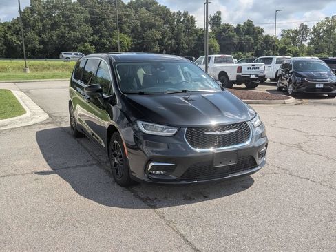 Used 2023 Chrysler Pacifica Touring-L FWD image 7