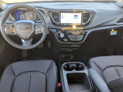New 2026 Chrysler Pacifica Select image 18