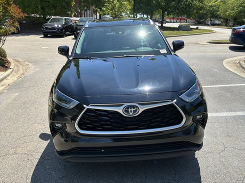 Used 2021 Toyota Highlander XLE FWD image 3