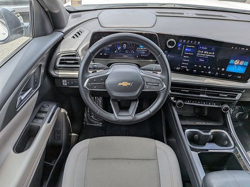 Certified 2025 Chevrolet Traverse LT FWD image 32