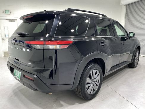 Used 2025 Nissan Pathfinder SV image 8