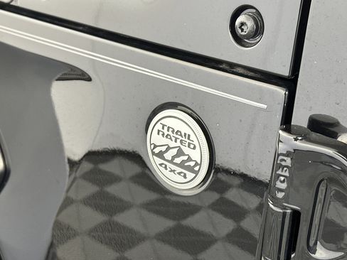 Used 2021 Jeep Gladiator Sport image 16