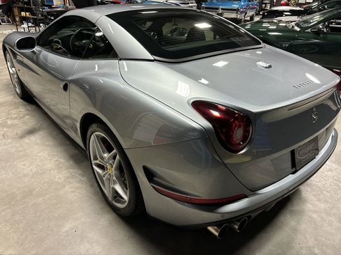 Used 2015 Ferrari California T image 7