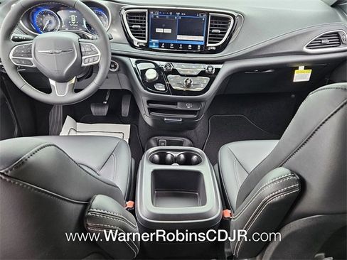 New 2026 Chrysler Pacifica Select image 8