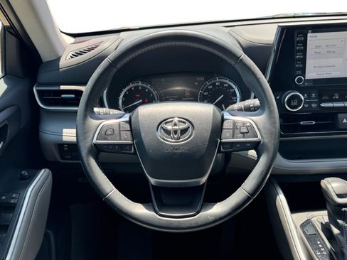 Used 2022 Toyota Highlander XLE AWD/4WD image 13