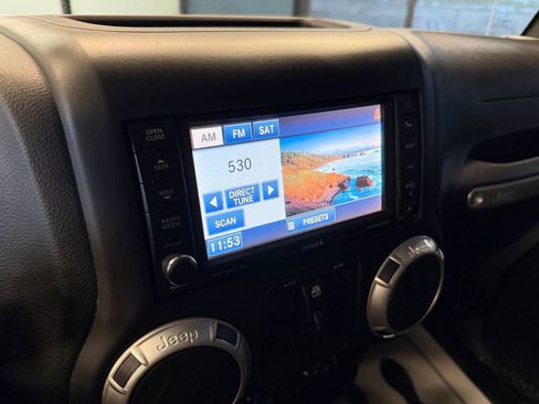 Used 2015 Jeep Wrangler Unlimited Rubicon AWD/4WD image 13