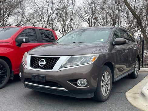 Used 2015 Nissan Pathfinder SV image 3