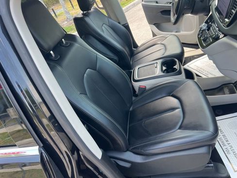 Certified 2023 Chrysler Pacifica Touring-L FWD image 44