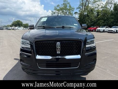 Used 2022 Lincoln Navigator Reserve AWD/4WD image 3