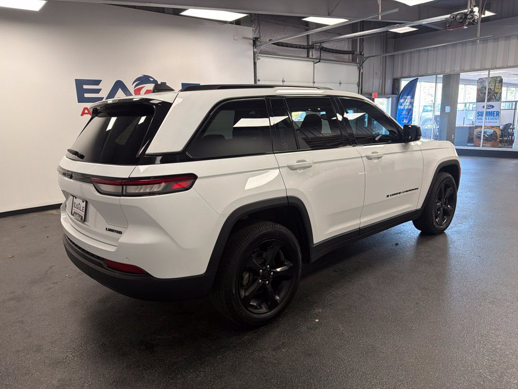 Used 2023 Jeep Grand Cherokee Limited w/ Black Appearance Package AWD/4WD image 9