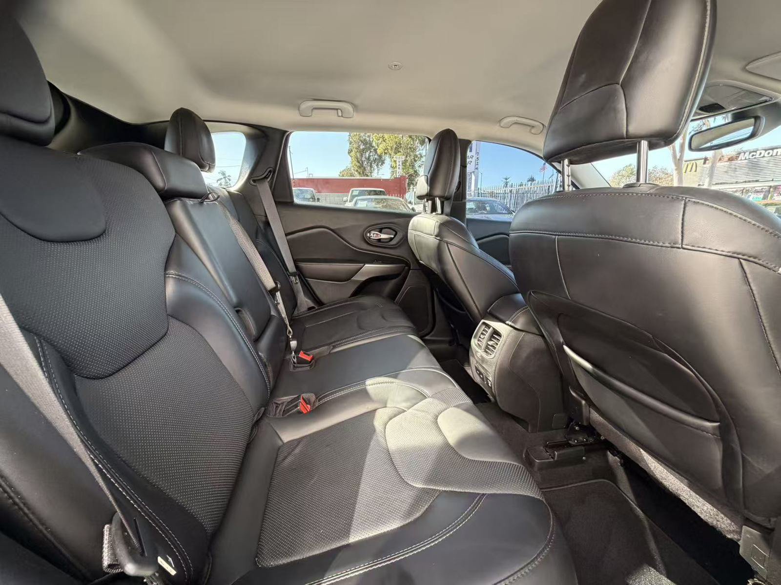 Used 2019 Jeep Cherokee Limited FWD image 11