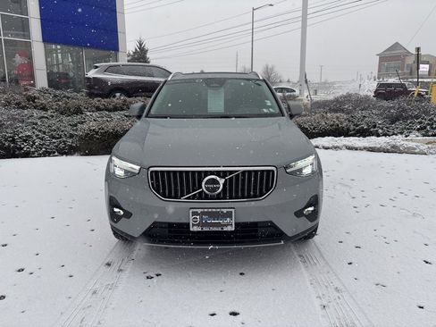 Certified 2025 Volvo XC40 B5 Plus image 2