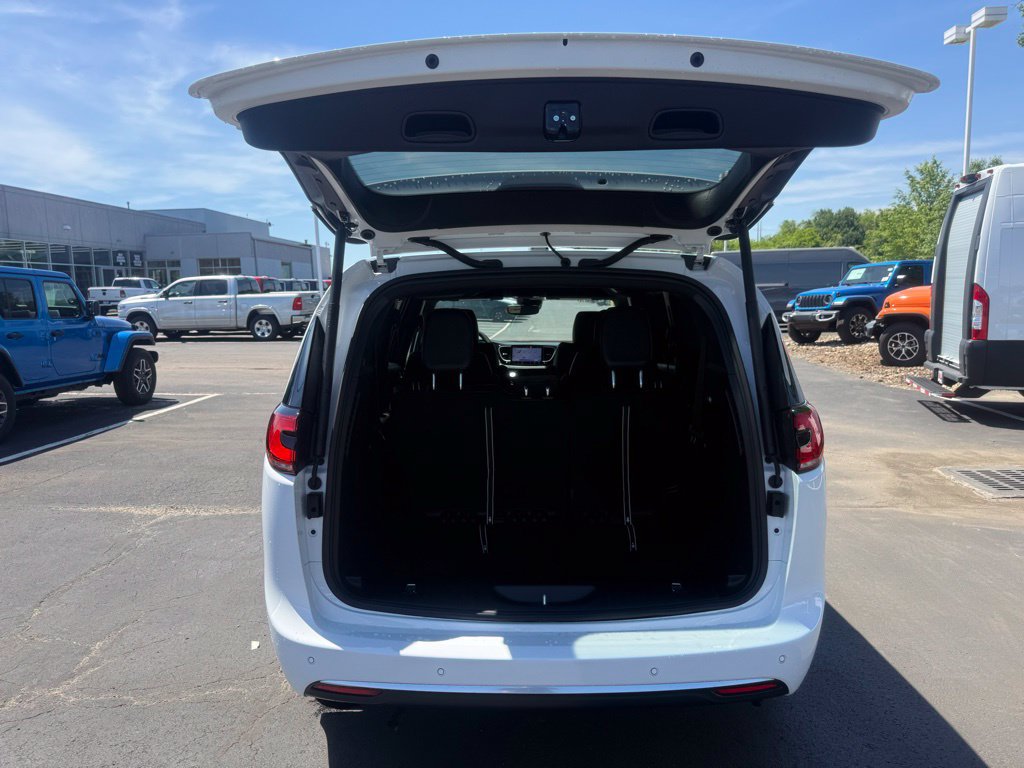 New 2027 Chrysler Pacifica Select w/ Family Tech Group FWD image 45