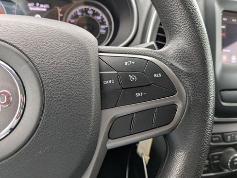 Used 2019 Jeep Cherokee Latitude w/ Popular Appearance Group FWD image 26