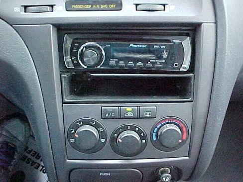 Used 2005 Hyundai Elantra GLS FWD image 12