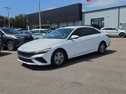 Used 2025 Hyundai Elantra SE FWD image 4