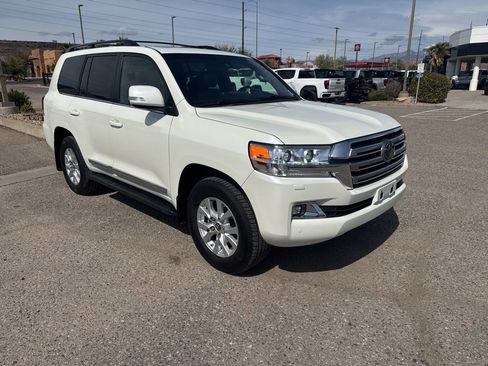 Used 2018 Toyota Land Cruiser image 3