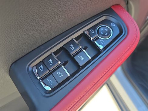 Certified 2025 Porsche Macan image 25