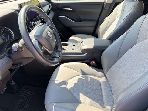 Used 2023 Toyota Highlander Bronze Edition FWD image 5