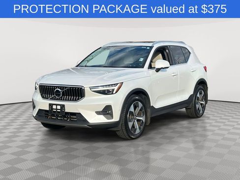Used 2023 Volvo XC40 B5 Ultimate w/ Climate Package image 3