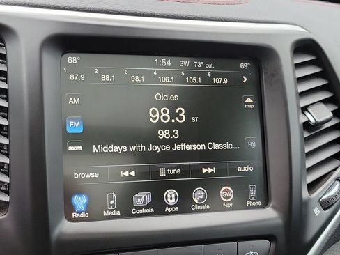 Used 2018 Jeep Cherokee Trailhawk AWD/4WD image 27