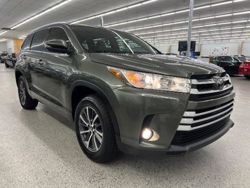 Used 2017 Toyota Highlander XLE FWD image 3